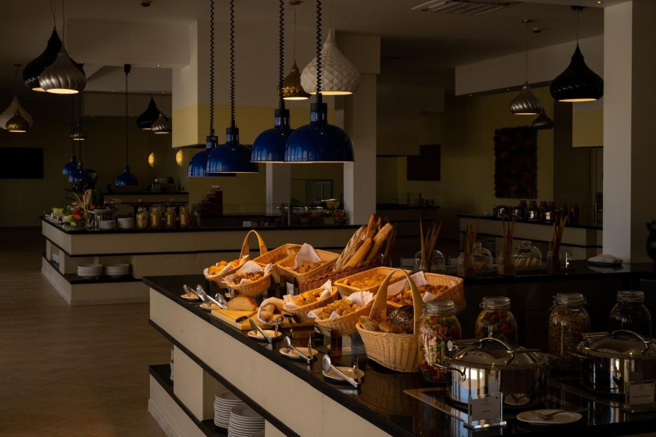 The Mora Zanzibar Hotel Matemwe  Luaran gambar A buffet at a hotel