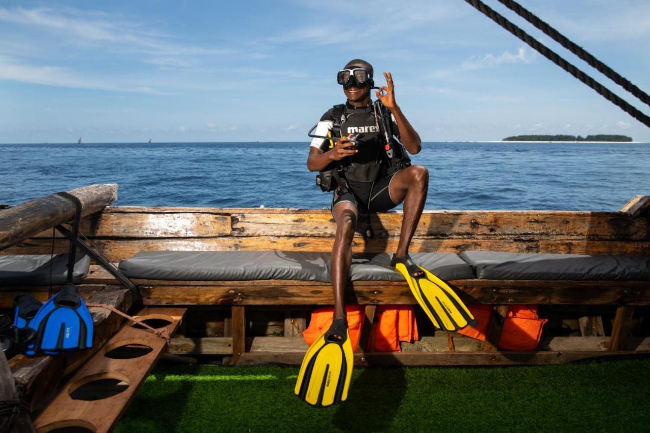 The Mora Zanzibar Hotel Matemwe  Luaran gambar Scuba diver with a pair of open heel fins