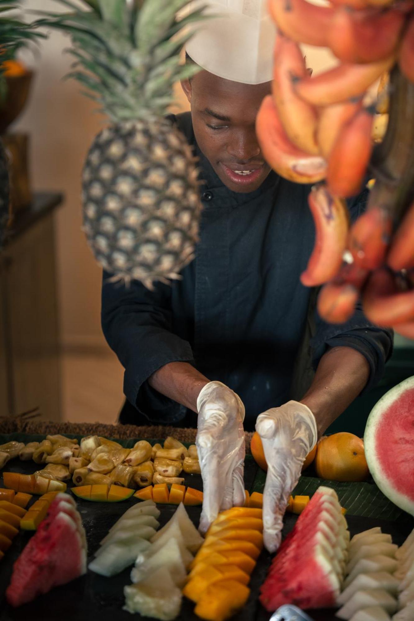The Mora Zanzibar Hotel Matemwe  Luaran gambar A chef preparing fruit